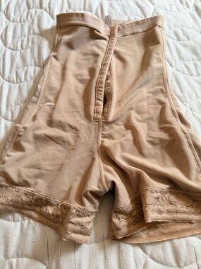 High-Waist Nude Shaping Shorts with Lace Trim